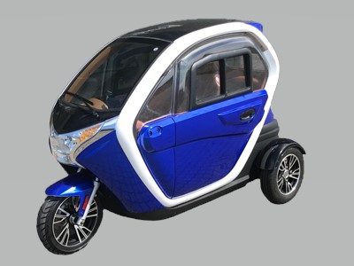 Varen er en 3-hjulet knallert med elmotor med en motoreffekt på 2200W, som driver de to baghjul over differentiale. Motoren drives af genopladelige batterier på 12V/45Ah x 5 med en 230V oplader. Køretøjet har en akselafstand på 1660 mm og er udstyret med hydrauliske skivebremser, har trinløs hastighedsjustering og bakgear. 

Køretøjet er udstyret med en kabine, en dør, sidevinduer, forrude med vinduesvisker, lygter, et indvendigt sæde, samt instrumentbræt og et styr med en bredde på 600 mm.
Det er oplyst, at varen er godkendt som invalide knallert. Den batteridrevne knallert har en tophastighed på 25 km/t og kan køre op til 60 km på én opladning. Den maksimale brugervægt er 150 kg.
Det er oplyst, at varen foreligger i målene 2240 mm x 1200 mm x 1490 mm, samt at varen kan fås i forskellige farver.