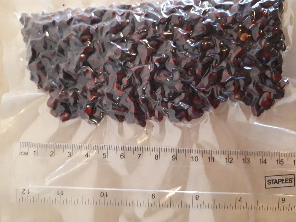 Varen fremstår som kuglelignende, tørrede, hele bær med kerner, som har en diameter på ca. 5-10 mm. De er rynket og har en mørkerød-sort overflade med lysebrune kerner.
Det er oplyst, at varen anvendes til brygning af traditionelt, kinesisk, varm drikkevare (bær/urte-te).
Efter det oplyste består varen af spiselige, soltørrede bær fra planten Schisandra Chinensin.
Det er oplyst, at varen foreligger i løs vægt, og at varen er mærket ”Wild Tea Qi – Wild Schisandra Herbai Tea”.