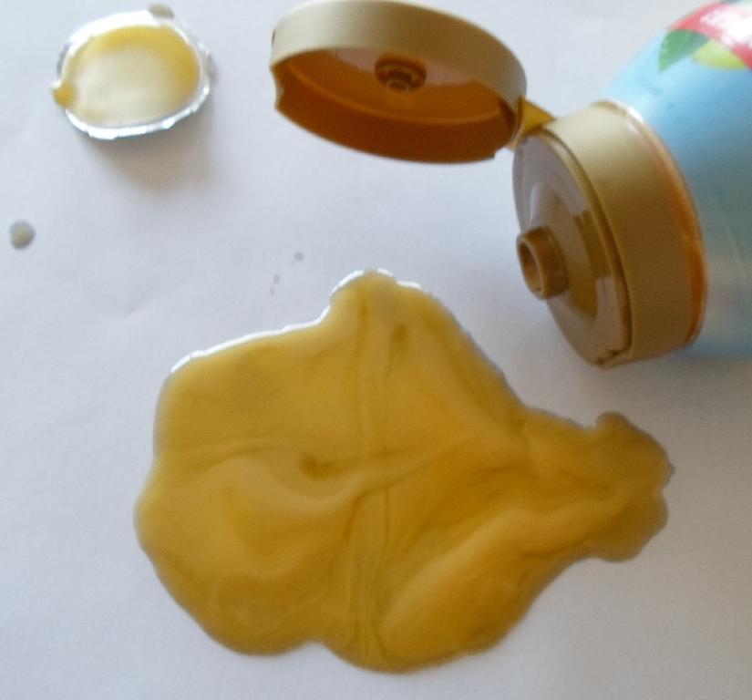 Varen er en flydende margarine, der foreligger som en gulfarvet homogen masse i en gul, grøn og brun plastflaske med låg.
Varen er beregnet til anvendelse ved stegning og bagning.
Varen er ifølge ingredienslisten fremstillet af planteolie (olivenolie og rapsolie), vand, smørolie (fra fløde eller smør med mælk), skummetmælk, salt, hærdet rapsolie, emulgator, surhedsregulerende middel, konserveringsmiddel, naturlig aroma, farvestof, stabiliseringsmiddel, vitamin A og vitamin D.
Varen indeholder 80 % fedt, < 0,5 % kulhydrater, < 0,5 % protein og 1 % salt.
Varen er emballeret i plastflaske med låg, indeholdende 520 ml flydende margarine.
