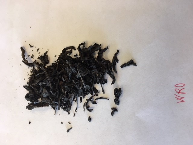 Varen foreligger som tørrede, rullede hele teblade. Hovedparten af dem har aflang form. Blandingen er mørk (næsten sorte nuancer). Duften har de noter, som er karakteristisk for sort te.
Varen anvendes til fremstilling af te.
Det er oplyst, at varen er fremstillet af delvis fermenteret te (halvt oxyderet). Teen består af hele blade, som er rullet.
Det er oplyst, at varen foreligger i løs vægt og indføres i mængder på 3 kg og derunder. Det er oplyst, at varen foreligger i en lufttæt beholder af pap indeholdende en pose af papir, hvori varen er placeret.