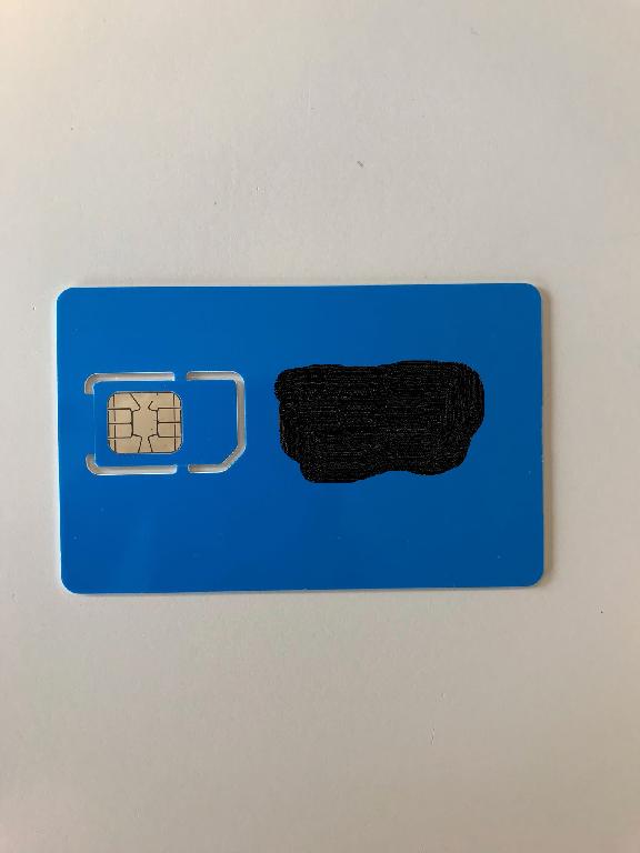 Varen foreligger som et standard SIM kort, der er et lille kort af plastik med en indbygget chip.

På fronten af varen ses producentens logo og på bagsiden ses chippen inkorporeret i plastikkortet.
Varens funktion er, at gøre mobile enheder identificerbare over for eksempelvis et teleselskab, så man kan koble sig på et tilgængeligt mobilt netværk.

Varen fungerer også som lagerenhed til lagring af data.
Varen oplyses at være en lille chip indbygget i et plastik kort.
Varen oplyses at være hæftet i midten af et fladt plastikkort med standard kortdimensioner.
Varen skal presses ud af plastikkortet før brug.