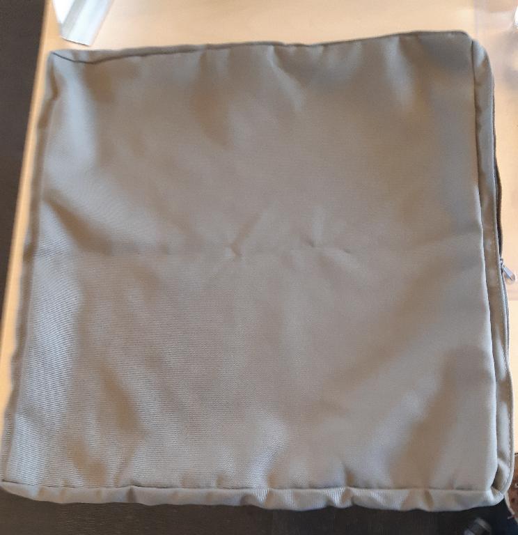 Varen foreligger som et ensfarvet betræk til en pude/hynde. Siderne er syet sammen. Der løber en lynlås langs den ene ende af varen. Varens mål er ca. 45 cm * 45 cm * 4 cm.
Det er oplyst, at varen fungerer som et aftageligt betræk til en pude/hynde.
Virksomheden oplyser, at varen består af 100% polyester.