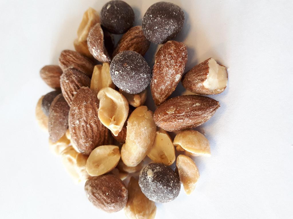 Varen er en blanding af jordnødder, mandler og chokoladekugler. Jordnødderne i varen er ca. 1-1,5 cm lange. De fremstår uden skal og enten halve eller hele med en let gylden til mørk farve. Jordnødderne ser ristet og saltet ud. Smagen er tydelig saltet og tørristet, samt let bittert af jordnødder.

Mandlerne er ca. 2-2,5 cm lange. De er uden skal, men med den brune hinde. Både ristning og saltning ses tydeligt. Mandlerne smager ristet og tydeligt saltet. 

Chokoladekuglerne er runde i formen og er ca. 1 cm i diameter. Farven er mat og mørkebrun. Chokoladekuglerne smager salt og af mørk, sød chokolade.
Varen er en fødevare, der kan anvendes som snack.