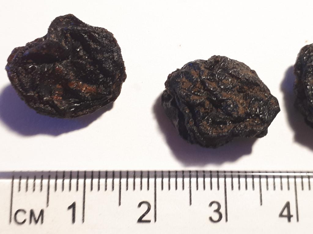 Varen foreligger som mørkebrune rosiner, der delvis er belagt med brunt pulver. Varen dufter af lakrids og smager af lakrids med en naturlig sødme fra rosinerne.
Varen foreligger som en fødevare.
Det er oplyst at varen indeholder:
• jumborosiner
• lakridspulver
• vegetailsk olie
Rosinerne foreligger i forskellige størrelsesforhold med en ca. længde på 1,5 til 2 cm. Varen foreligger i en detailsalgsemballage med en nettovægt af 175 g.