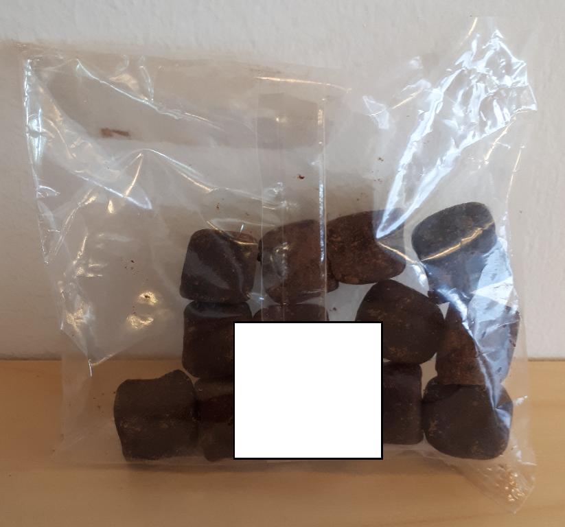 Varen er udformet i små kuber. Varen dufter af lakrids, og smager sødt af tørret dadler.
Varen foreligger som en fødevare.
Varen er oplyst til at bestå af:
• dadler
• kakao
• lakridspulver
• peanuts ristet
• kokosolie
Varen foreligger i en detailsalgsemballage på 1 kg og derunder. Kuberne måler ca. 2 cm x 2 cm x 2 cm.
