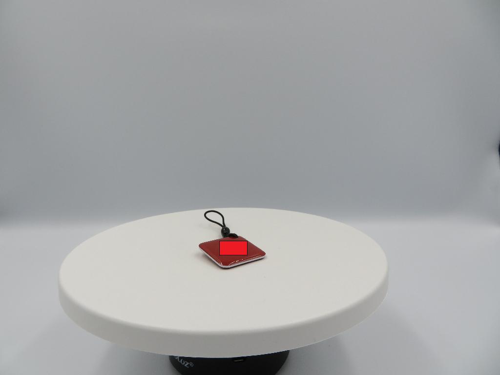 Varen er en nøglebrik med RFID-teknologi. Varen indeholder ikke et batteri.
Nøglebrikken anvendes til aktivering og deaktivering af et internetbaseret alarmsystem med GSM-backup. Systemet udsender alarmering over internettet, og hvis dette er ude af drift, skifter alarmen automatisk over til det mobile kommunikationsnetværk (GSM-netværk). Aktivering og deaktivering sker ved at placere nøglebrikken direkte ved betjeningspanelets tasteområde. Brug af nøglebrikken kræver ikke indtastning af PIN-kode.
Varens yderside er fremstillet af plast. Varen er kvadratisk og har afrundede kanter. I det ene hjørne er varen forsynet med et hul beregnet til fastgørelse af snor. Det er oplyst, at varen indeholder et elektronisk kredsløb med en indkapslet antenne. Varen indeholder ingen andre aktive eller passive elementer.
Varen måler 27x27x3 mm og er forsynet med en udvendig mærkat med QR-kode.