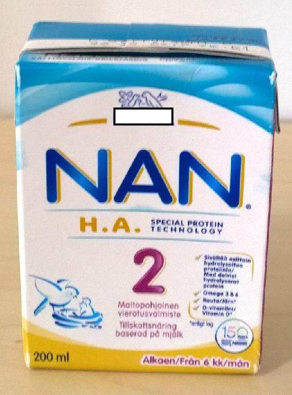 Varen er en drikkeklar, mælkebaseret tilskudsblanding for børn fra 6 måneder. 
Varen er en hvid tyndtflydende væske.
Varen er en tilskudsblanding.
Varen indeholder ifølge ingredienslisten på emballagen: vand, enzymatisk hydrolyseret vallepulver (mælk), maltodekstrin, vegetabilsk olie (palme-, raps-, kokos- og solsikkeolie), afsaltet vallepulver, fiskeolie (fra Mortierella alpina), aminosyrer, nu-kleotider, mineraler og vitaminer.
Ifølge næringsdeklarationen angives følgende indhold for 100 ml af varen: 3,1 g fedt, 8,3 g kulhydrater, heraf 4,0 g sukkerarter, 1,5 g protein, salt og vitaminer.
Varen er emballeret i 200 ml prikker, sammenpakket med 12 x 200 ml karton/TETRA PAK kartonemballage