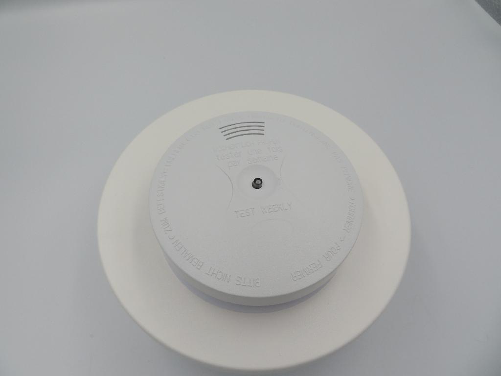 Varen er en trådløs fotoelektronisk røgalarm. Varen er forsynet med en sirene (85 dB/3 m), en testknap og en statuslampe. Varen benytter et DC 9V batteri. Varen foreligger i pakke til detailsalg. Pakken indeholder en røgalarm, en brugervejledning samt skruer og rawlplugs til montering.
Varen er udelukkende designet til brug i private boliger og registrerer røg, som kommer ind i røgalarmens kammer. Den registrerer ikke gas, varme eller flammer. Varen er udviklet til at give en tidlig advarsel i tilfælde af brandudvikling ved aktivering af lydsignalet (sirene). Endvidere udsender varen et radiosignal til en såkaldt SmartBox (alarmsystemets gateway; ikke omfattet af denne BTO), når alarmen aktiveres. Radiosignalet udsendes på frekvensbåndet 433,92 MHz.
Varen foreligger i et rundt kabinet af hvid plast. Alle delene er monteret i samme kabinet.
Varens diameter er 107 mm. Dybden er 34 mm.