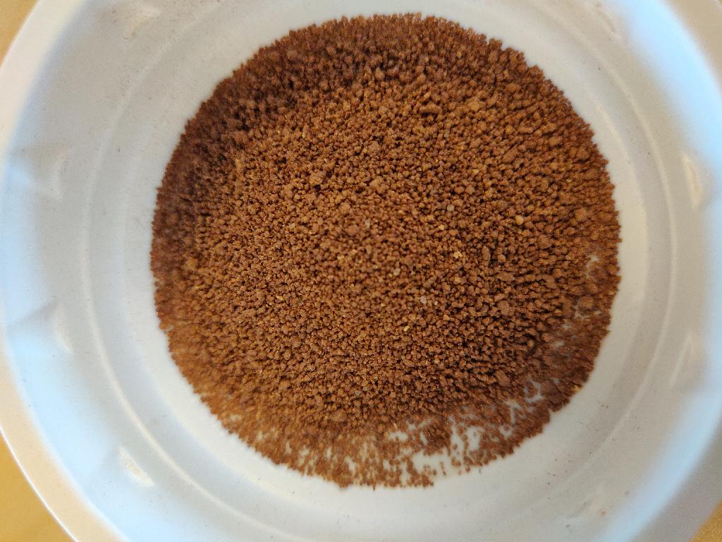 Varen foreligger som en brun lang papæske med plastdispenser i den ene ende. 
Papæsken indeholder et lidt grovere, brunt pulver, der smager sødt af kakao og lidt salt.
Pulveret dufter sødt af kakao.
Opløst i varmt vand smager det som en sød kakaodrik.
Ifølge angivelsen indeholder æsken 500g nettovægt.
Det oplyses, at varen benyttes som kakaodispenser i erhvervshenseende.

Produktet skal blandes med kogende vand for at få en kakaodrik.
Foruden papæsken med dispenser, er det oplyst, at varen består af:
•	Sukker
•	14,56% skummetmælkspulver
•	Vallepulver
•	9% fedtreduseret kakaopulver
•	Fortykningsmiddel
•	Salt
•	Aroma