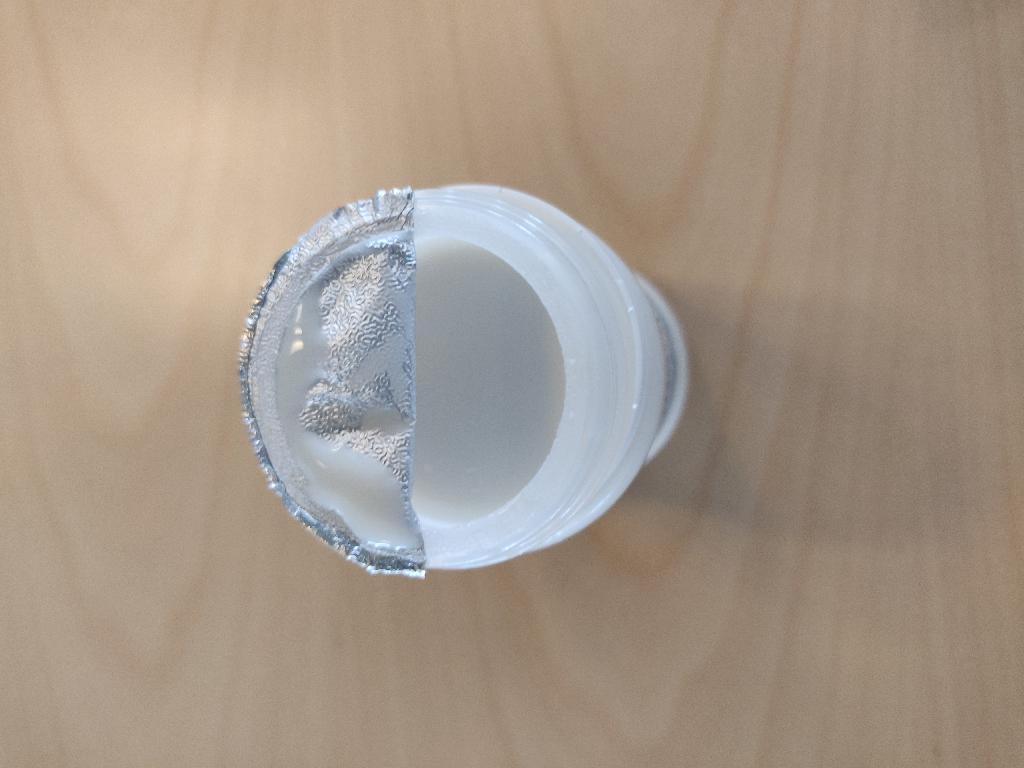 Varen foreligger som en hvid tyndtflydende drikkeklar væske.

Væsken kommer i en cylindrisk plastbeholder med hvidt skruelåg.

Åbnes beholderen afgiver varen en lidt sur duft af mælk.

Rundt på siden af beholderen sidder et mærkat med varenavn og indholdsfortegnelse på.
Det oplyses, at varen skal benyttes som ernæringstilskud (modermælkserstatning) til babyer.
Virksomheden oplyser, at varen består af:
Vand, delvis hydrolyseret valleprotein, vegetabilsk olie (solsikke, palme-, kokos- og rapsolie), maltodekstrin, lactose, mineraler, fiskeolie (DHA), surhedsregulerende middel, olie fra Mortierella alpina, vitaminer, aminosyrer og mineraler.
Virksomheden oplyser, at varen kommer i 90ml og 200ml beholdere.
