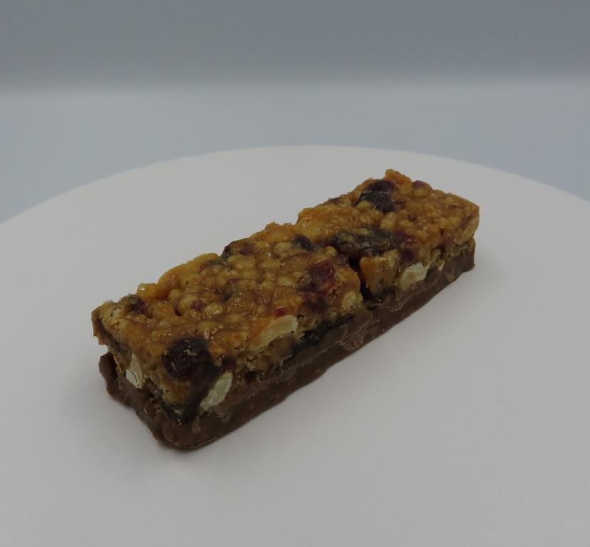 Varen fremstår som en aflang bar indeholdende, peanuts, rosiner, tranebær, sprøde ris og mælkechokolade. Den har chokolade i bunden, og resten af ingredienserne er blandet på toppen. Rosin- og chokoladesmagen træder mest i kraft.
Produktet er beregnet til at indtage som en snack.
Det er oplyst at varen består af peanuts, rosiner, tranebær, sprøde ris, og mælkechokolade.
Varen vejer 33 gram, og forekommer i detailsalgsemballage.