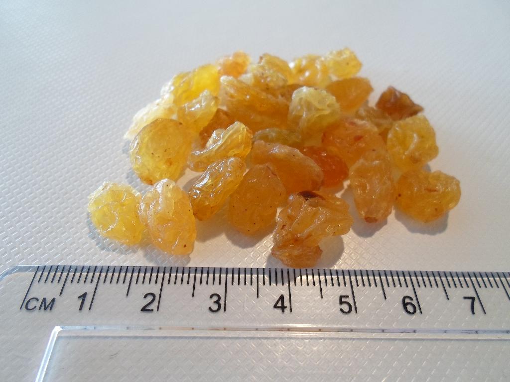 Varen forligger som små, tørrede, hele bær uden sten, som er gule og lidt gennemsigtige. De er ca. 1 – 1,5 cm lange. Varen dufter lidt af rosin og olie, smager sødt af rosin.
Varen er en fødevare.
Efter det oplyste pakkes varen i en klar folie og foreligger i pakninger på under 2 kg.