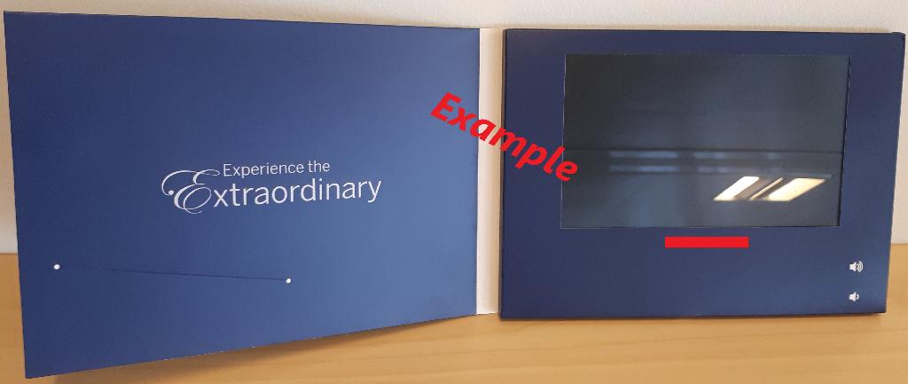 Varen fremstår som en brochure med en integreret 7.0” LCD-skærm, der kan afspille lageret videoer. 

Brochuren består af en forside, en ’side 2’, LCD-skærm og en bagside.
Varen har til funktion at afspille lageret videoer ved åbning af brochuren. Det er oplyst, at varen har følgende knapper og funktioner:
Knap 1: Afspil video 1
Knap 2: Afspil video 2
Knap 3: Afspil video 3
Knap 4: Afspil/Stop
Knap 5: Volume op
Knap 6: Volume ned
Det er oplyst at varen består af:
•	soft cover, med ca. mål 218 mm x 182 mm
•	7.0” LCD-skærm: ’High Brightness Screen’ med 1024 x 600 opløsning
•	256 MB Memory – op til 9 minutters videolagring
•	genopladeligt batteri – op til 60 minutters kontinuerlig afspilning
•	6 knapper
•	USB-port
•	indbygget højtaler
•	magnetisk sensor/automatisk aktivering
•	printet cover/omslag
•	inkluderet USB-kabel og oplader
Varen kan variere i farver og print på omslaget.