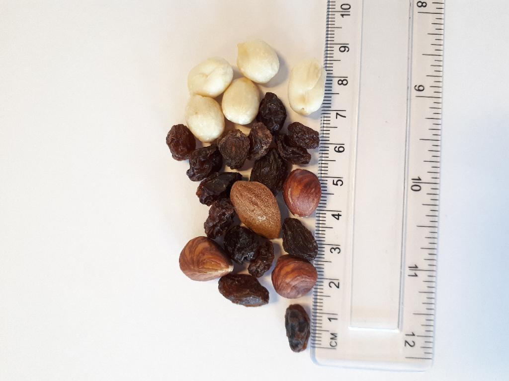 Varen foreligger som en blanding af rosiner, jordnødder (peanuts), hasselnødder og mandler.
Nødderne er uden skal.
Rosinerne er brune og smager, som det er forventet af rosiner, der ikke er yderligere behandlet.
Jordnødderne foreligger uden den brune hinde, og de er lyse i farven. De smager, som det er forventet af usaltede jordnødder.
Hasselnøddekernerne foreligger med den brune hinde og smager, som det er forventet af hasselnødder, der ikke er saltede.
Mandlerne foreligger med den brune hinde. De smager af usaltede mandler.
Varen er en fødevare, der kan anvendes som snack.
Efter det oplyste består varen af følgende:
Økologiske rosiner
Økologiske peanuts naturel
Økologiske hasselnøddekerner
Økologiske mandler
Varen foreligger i detailsalgsemballage. Toldstyrelsen har modtaget en vareprøve med en angivet nettovægt på 300 g.