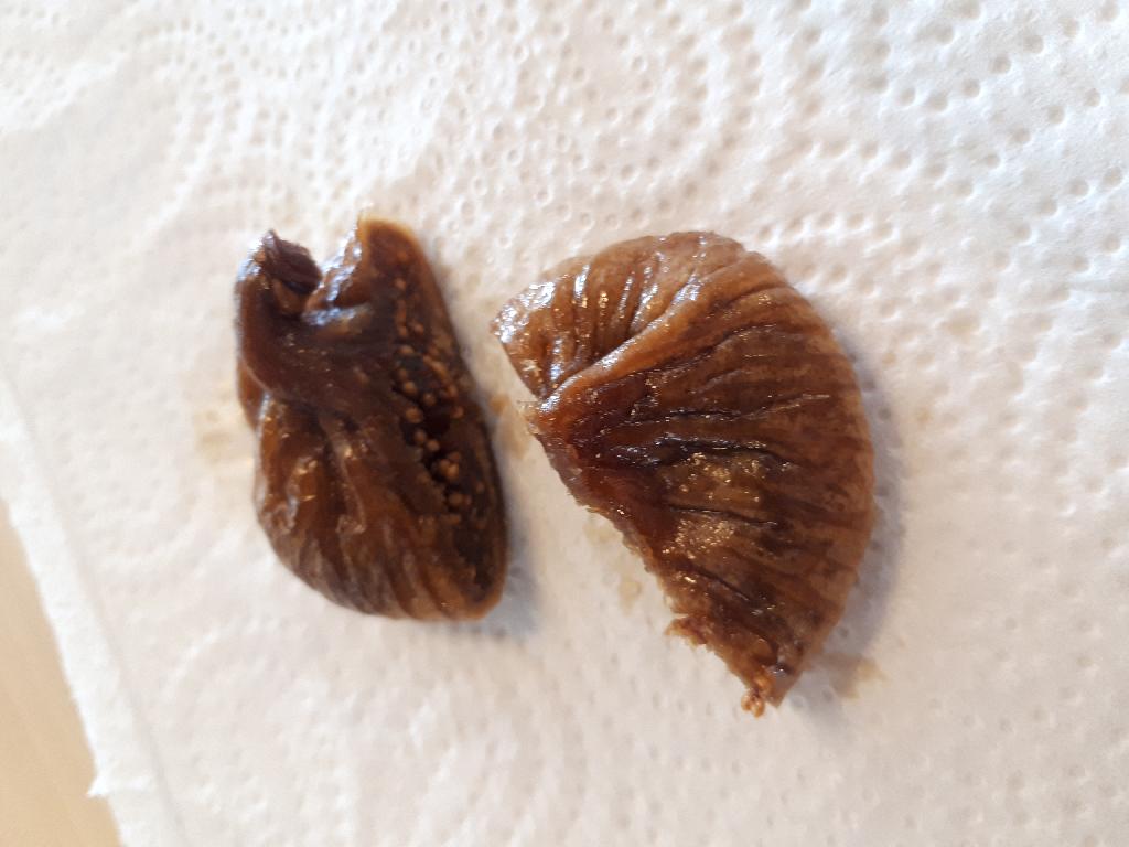 Varen foreligger som mørkebrune, tørret hele figner. De er bløde og fugtige. Fignerne er mellem 5 og 6 cm brede.
Fignerne dufter sødt og kraftigt af tørret figner, og de har en mild smag af tørret figner. Fignerne har lidt bid i sig.
Varen kan anvendes som snack eller i bagværk.
Efter det oplyste består varen af tørret figner og konserveringsmiddel (E202).
Det er oplyst at fignerne er af arten Ficus Carica Domestica.
Varen foreligger i detailsalgsemballage.