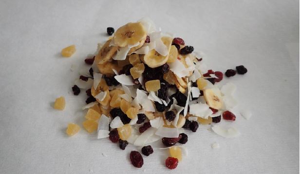 Varen foreligger som en blanding af rosiner, ananastern, bananchips, tørret tranebær og kokoschips.

Varens enkelte dele smager som det forventes af tørret frugt og kokos. 
Ananastern og tørret tranebær smager meget sødt.
Varen kan anvendes som snack eller som ingrediens i morgenmaden.
Varen består efter det oplyste af: rosiner, ananastern, bananchips, tranebær i halve og kokoschips naturel.
Varen foreligger i pakninger til detail.
Toldstyrelsen har modtaget en prøvepose indeholdende 300 g nettovægt.