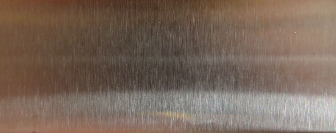 Varen foreligger som flade, rektangulære plader af metal. Overfladen er blank med meget tynde streger i metallet, der gør, at metallet ikke fremstår spejlblank. Stregerne går alle samme vej. 

Varen er beklædt med en type PVC, som skal pilles af for at se ståloverfladen.
Efter det oplyste anvendes varen til medicinsk udstyr, madindustrien, byggematerialer, køkkenredskaber samt til grill.
Det er oplyst, at varen består af stål med følgende legering:
kulstof (C), chrom (Cr), nikkel (Ni), silicium (Si), mangan (Mn), svovl (S) og fosfor (P).
Varen er oplyst til at foreligge i størrelserne (B x L):
Small: 1000 x 2000 mm
Medium: 1250 x 2500 mm
Large: 1500 x 3000 mm
Fix-formater: 600 til 1500 mm i bredden

Tykkelsen på pladerne er oplyst at være 0,5 – 5,0 mm. 
Varen er flade og rektangulære plader. Pladerne er således ikke formet.