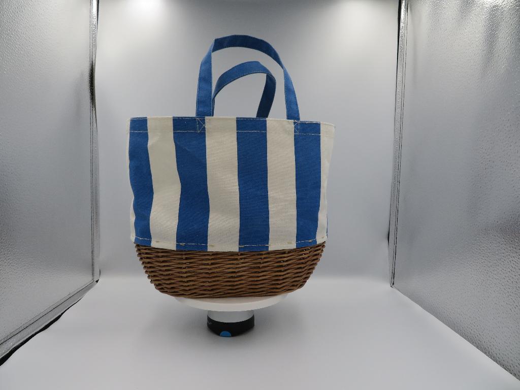 Varen har en bund af pileflet, hvor der er påsat tekstil af bomuld og polyester, som fungerer som sider og to håndtag. I toppen af tekstilet er der en løbegang, der kan lukkes ved at trække i en snor. På indersiden af tekstilet er der en lille lomme.
Varen er beregnet til brug som en picnickurv, men den har flere anvendelsesmuligheder, som f.eks. en hånd- eller strandtaske.
Varen er sammensat af følgende materialer ifølge oplysningerne:  
En kurv af pileflet, samt et tekstil af bomuld og polyester som er belagt med PE-plast (polyethylen).
Tekstilet kan forekomme i forskellige farvekombinationer.