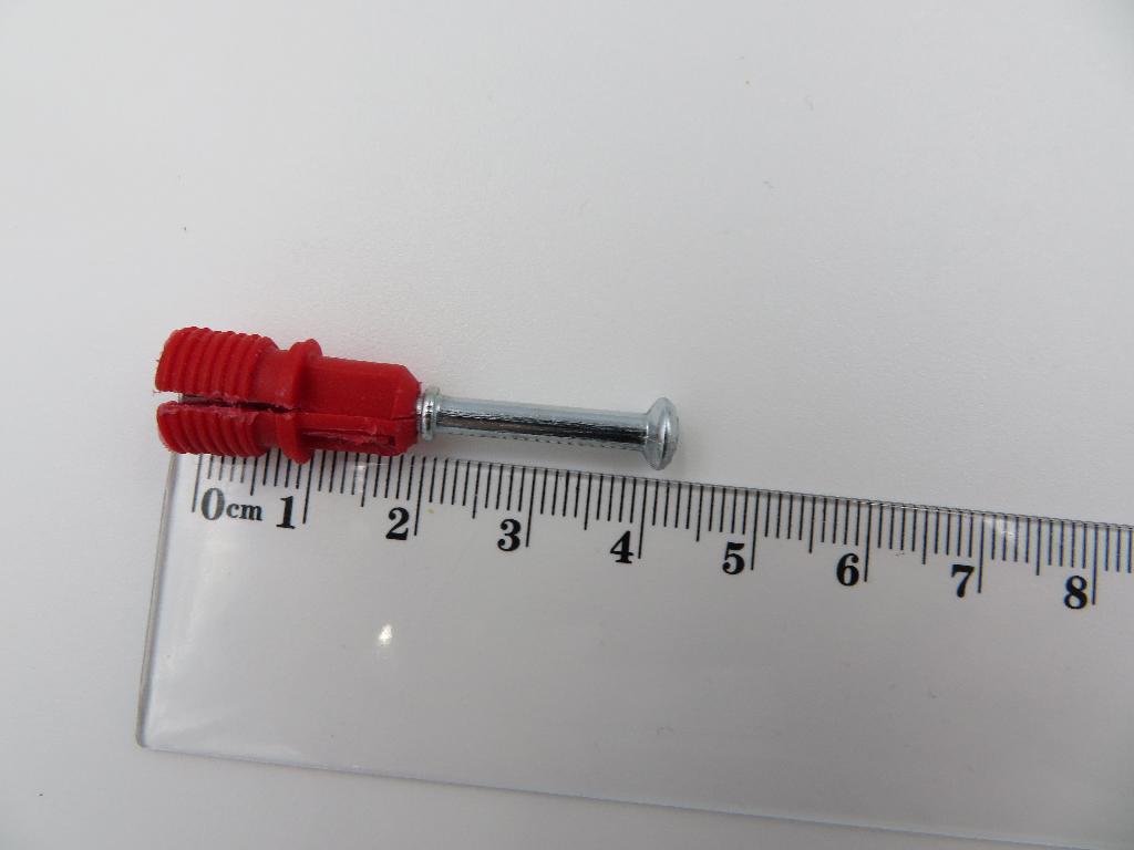 Varen er lavet af stål med et hoved i den ene ende, og en ekspansions plastbøsning med krave i den anden ende. Plastbøsningen er udstyret med riller, som er beregnet til at skabe ekstra friktion for at fastholde bolten. Der er ingen gevind på bolten.
Bolten bruges til at samle møbeldele af træ. Den kan kun anvendes med et Elite hus, som ikke er beskrevet under denne BTO, som låser bolten fast til møblet. Når man låser huset på bolten, udvider plastbøsningen sig.
Bolten består af galvaniseret stål og har en plastbøsning.
Bolten kommer i forskellige størrelser, og plastikbøsningen kan have forskellige farver.