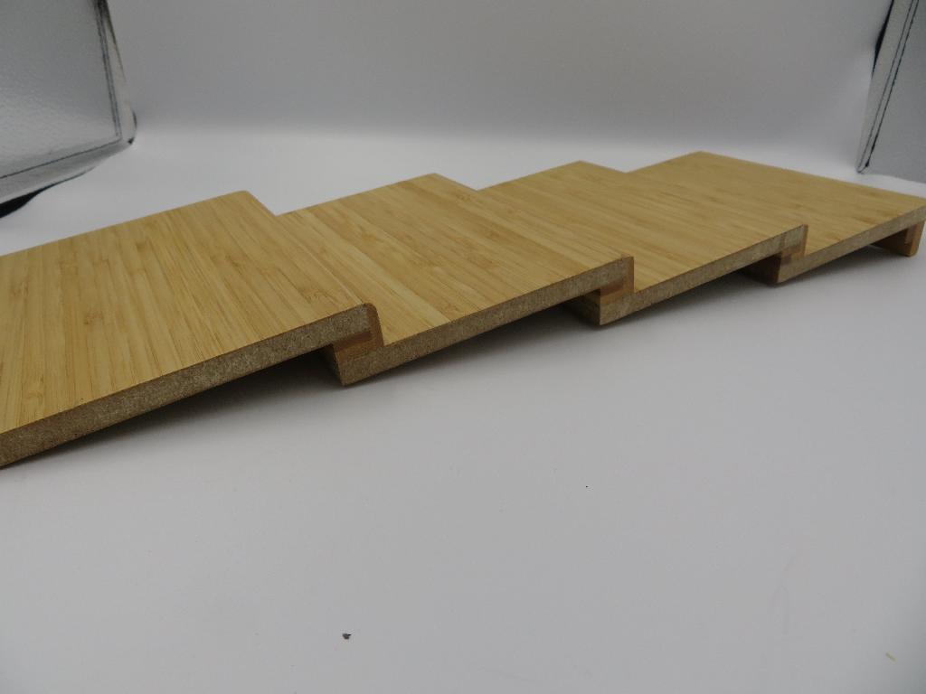 Varen fremstår som en skråtstillet konstruktion fremstillet af hhv. bambus og MDF beklædt med bambus. Varen fremstår med glatlakeret finish.
Det er oplyst, at varen anvendes til opbevaring og forbedret præsentation af krydderier, når de er anbragt i en skuffe.
Varen er fremstillet af hhv. bambus og MDF beklædt med bambus.
Det er oplyst, at varen måler 452 x 171 x 28,2 mm.
