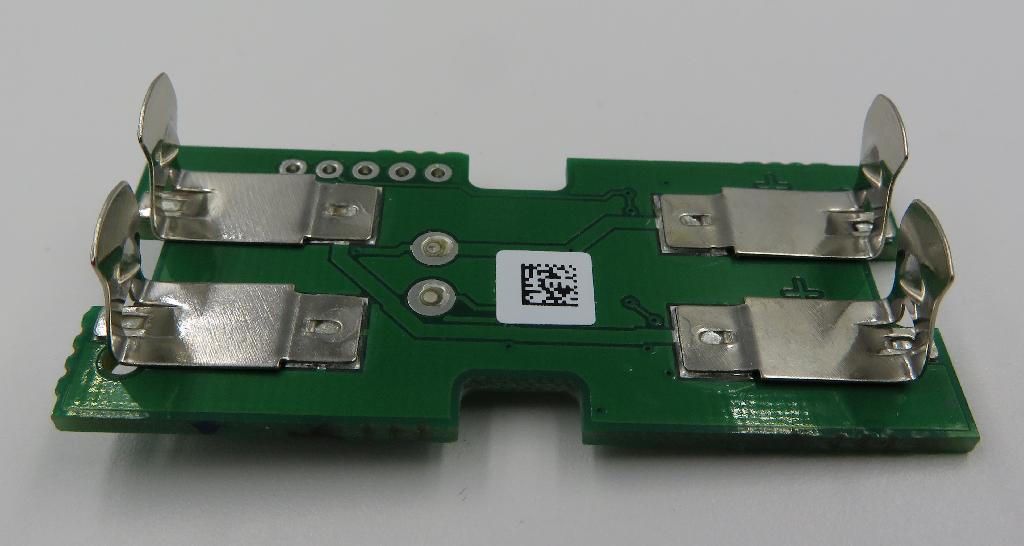 Varen foreligger som en printplade med passive (modstande, kondensator og spole) og aktive (processor, transistor og diode) elementer, samt en trykknap og en LED. LED’en er placeret i midten af en hvidfarvet cirkel på den ene side. På den anden side af printpladen sidder 4 metalklemmer til at holde to AAA-batterier.

Varen måler 52 mm x 23 mm x 1,5 mm i største dimension. Den foreligger med specifikke indsnævringer langs kanterne og to aktivatorer/afstandsholdere midt på, så den kan sættes ind i et passende kabinet.
Der angives, at printkortet benyttes i en redningslygte (et visuelt signalapparat), som bruges til redningsveste.

Ved et tryk på knappen aktiveres et intenst hvidt lys, der blinker, når der er sat batterier i varen.

Varen kommer i to variationer (en hvor lyset kun kan aktiveres via trykknappen, og en hvor lyset også aktiveres, når der opstår forbindelse mellem aktivatorerne – fx igennem vand).
Det er oplyst, at varen er ment til at blive placeret i et vandtæt kabinet af plast.