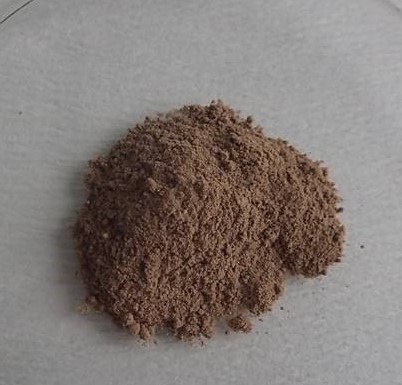 Varen foreligger som et brunt, fint pulver.
Varen smager af chokolade og lakrids, med toner af salt og sukker.
Det er oplyst, at varen bruges i produktion af fødevarer.
Det er oplyst, at varen består af: salt, flormelis, lakrids, rapsolie, kakaopulver, kakaosmør, karamel, silicon dioxide.
Det er oplyst, at varen foreligger i sække af 10 kg
