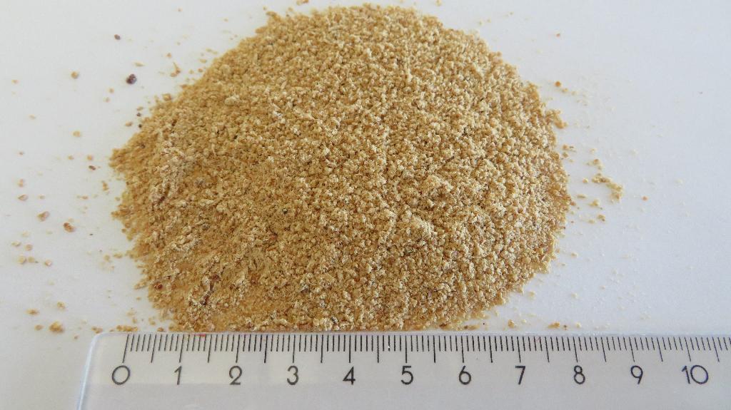 Varen foreligger som et lysebrunt/sandfarvet pulver, med små brune og sorte/grå andele. Varen kommer pt. i bulk.
Det er oplyst, at varens udelukkende anvendes som dyrefoder, og at hovedanvendelse er tiltænkt som fiskefoder. Det er yderligere oplyst, at varen ikke er egnet til menneskeligt konsum.
Varen produceres af sojabønner. En nærmere beskrivelse af fremstillingsmetoden og indhold er angivet under supplerende oplysninger.