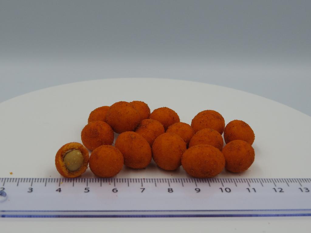 Varen foreligger som orangerøde ovale kugler med orangerødt pulver på.  

Varen består af jordnødder, der er fuldstændig belagt med dej. I dejen er der små lufthuller.

Konsistensen af varen er sprød. Varen smager stærkt krydret af chili og jordnødder, og dufter af jordnødder.
Varen er en fødevare, der kan spises som snack.
Det er oplyst, at varen indeholder følgende ingredienser:
Jordnødder, hvedemel, majsstivelse, sukker, salt, maltsirup, solsikkekerneolie, krydderiblanding, rød paprika, ammonium bicarbonat.
Varen foreligger i pakninger til detail og som bulkvare. Pakningerne til detail er angivet til at være på 100-800 g, og bulkvægten er angivet til at være på 10 kg.