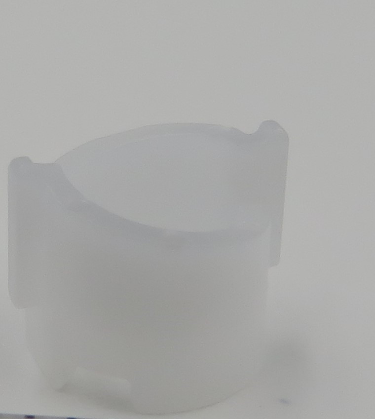 Varen er en cylinderformet genstand af plast. I den ene ende er varen plan med to små indhug, der er diametralt placeret overfor hinanden, i den anden ende har varen to spidser. Fra toppen af varens to spidser går den ene side af spidsen lige ned, mens den anden side er rundet og skaber en nedadgående bue, der følger varen rundt fra toppen af den ene spids til bunden af den anden spids.
På ydersiden af varen er der to takker, der løber fra hver sin spids og cirka 2/3 ned langs varen.
Indvendigt er varen hul med to fremspring, der løber i en nedadgående bue omtrent halvvejs rundt, så de ligner et kort indvendigt gevind.
Det er oplyst, at varen udelukkende kan bruges i et bestemt aggregat til injektion.
Det er oplyst, at varen er lavet af polypropylen, og at varen er støbt i ét stykke.