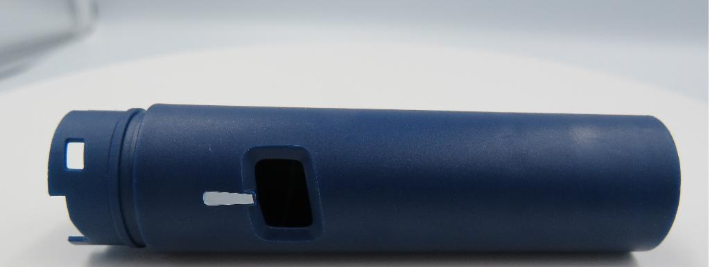 Varen er en hul cylinder af plast med en firkantet åbning på siden. Indvendigt og i enderne er cylinderen specialudformet og tilpasset andre dele, som skal sidde i forbindelse med varen (disse dele er ikke omfattet af denne BTO).
Det er oplyst, at varen udelukkende kan bruges i et bestemt aggregat til injektion.
Efter det oplyste er varen produceret i polypropylen og støbt i ét stykke.