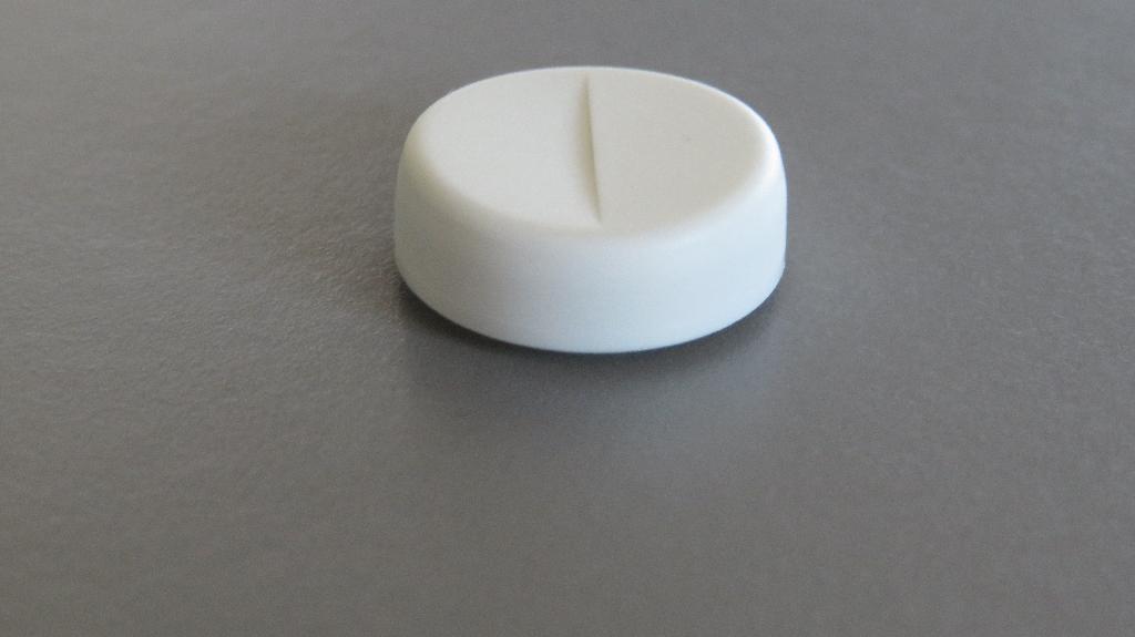 Varen er en rund skive af plast, der ligner lidt en knap. Oversiden af varen er delt i to flade halvdele i to niveauer. Undersiden af varen er specialudformet og tilpasset andre dele, som skal sidde i forbindelse med varen (disse dele er ikke omfattet af denne BTO).
Det er oplyst, at varen udelukkende kan bruges i et bestemt aggregat til injektion.
Det er oplyst, at varen er lavet af polypropylen, og at varen er støbt i ét stykke.