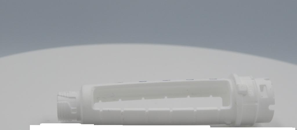 Varen er en cylinder af plast, hvor midterstykket har to rektangulære åbninger i hele midterstykkets længde. Midterstykkets to sider er begge forsynet med riller, og den ene side er præget med tal. 
Enderne er specialudformet og tilpasset andre dele, som skal sidde i forbindelse med varen (disse dele er ikke omfattet af denne BTO).
Det er oplyst, at varen udelukkende kan bruges i et bestemt aggregat til injektion.
Det er oplyst, at varen er lavet af polypropylen, og at varen er støbt i ét stykke.
