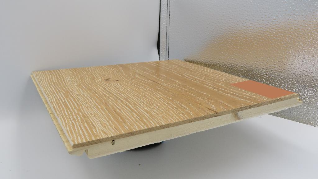 Varen er et aflangt bræt, der består af tre lag træ. 

Det øverste lag foreligger som ét stykke finer med fibrene i brættets længderetning. Det nederste lag træ er ét stykke finer med fibrene i brættets længderetning.
Kernen består af træstykker, som er placeret vinkelret på over- og underlagets fiberretning. Kernens kanter er forsynet med fer og not.
Det er oplyst, at varen er lamelparket.
Efter det oplyste består varen af følgende trætyper:
Øverste lag (slidlaget): eg. 
Kernen: poppel.
Nederste lag: poppel.
Denne BTO omfatter følgende behandlinger af slidlaget: 
Hvid matlak – Natur, børstet.
Hvid matlak – Rustik, børstet.
Natur matlak – Natur, børstet.
Natur matlak – Rustik, børstet.
Cream matlak – Rustik, børstet.
Natur olie – Rustik, børstet.