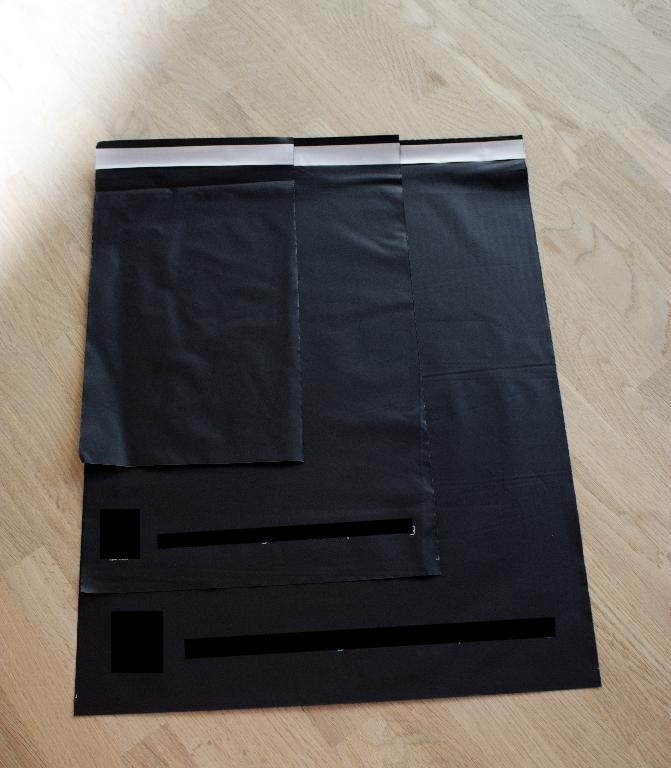 Varen er en flad, rektangulær pose af komposterbar plast med åbning i den ene ende, på den korte led. I enden med åbningen er der en flap med en klæbende overflade, der kan bruges til at lukke posen. Den klæbende overflade er beskyttet af et hvidt materiale, der skal fjernes før posen kan forsegles.
Ifølge det oplyste kan varen bruges til at emballere varer, der skal sendes.
Det er oplyst, at varen er lavet af majsstivelse, polylactid (PLA) og polybutyrat adipat terephthalat (PBAT).
Varen er sort med påtrykt tekst og logo i hvid.
Ifølge ansøger findes posen i forskellige størrelser.
