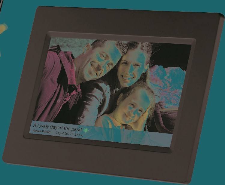 Varen er en digital fotoramme. Den ligner en billedramme, men i stedet for glas er der i midten af rammen en skærm, der kan vise billeder og videoklip.
Selve rammen er af plast og hævet over skærmen. Fra skærmen går rammen skråt opad, hvorefter den flader ud og er glat indtil rammens kant. Rammen har afrundede kanter. 
På bagsiden er der 2 dråbeformede huller beregnet til ophæng, to runde huller samt tolv smalle, aflange huller, fordelt på 3 rækker, så de danner et rektangel   i det ene hjørne af bagsiden.
På siden af rammen er der en tænd-sluk-knap, en hukommelseskort-læser, en USB-indgang samt indgang til strømforsyningen.
Varen kan vise billeder og videoklip. Når den er forbundet til wi-fi, kan varen modtage billeder og videoklip fra mobiltelefoner, der har en navngivet app installeret.
Rammen er lavet af plast, mens skærmen er en LCD touch skærm med IPS teknologi.
Der medfølger et strømstik på 5V-2A.
Det er oplyst, at varens udvendige mål er 20,3 x 2,5 x 14,2 cm, mens selve skærmen er 7 tommer (17,78 cm) målt diagonalt.   
Varen fås med sort eller hvid ramme.