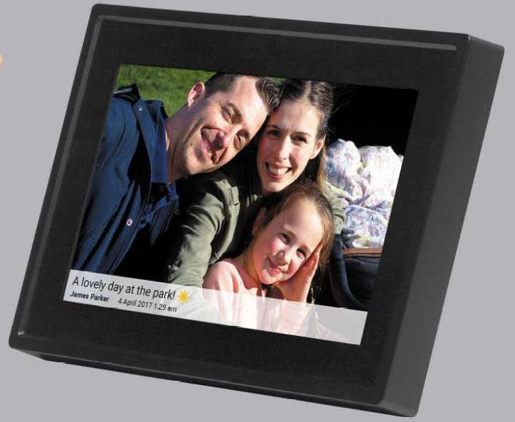 Varen er en digital fotoramme. Den ligner en billedramme, men i stedet for glas er der i midten af rammen en skærm, der kan vise billeder og videoklip.
Selve rammen er af plast; den er hævet en smule over skærmen, er helt glat og lige indtil et par millimeter fra kanten, hvor den buer skarpt opad og giver rammen en forhøjet kant, med skarpe kanter på siderne og let afrundede hjørner. 
På bagsiden er der en tænd-sluk-knap, 2 dråbeformede huller beregnet til ophæng samt seks små og to større, runde huller samt en firkantet fordybning. 
Det er oplyst, at varen har en hukommelseskort-læser samt en USB-indgang til opdatering, men ikke til udlæsning.
Varen kan vise billeder og videoklip i et ønsket interval mellem 10 sekunder og 30 minutter, og den kan indstilles til at tænde og slukke på bestemte tidspunkter.
Når den er forbundet til wi-fi, kan rammen modtage billeder og videoklip fra mobiltelefoner, der har en navngivet app installeret.
Rammen er lavet af plast, mens skærmen er en LCD touch skærm med IPS teknologi.
Der medfølger et strømstik på 5V-2A.
Det er oplyst, at varens udvendige mål er 20,3 x 2,5 x 14,3 cm, mens selve skærmen er 7 tommer (17,78 cm) målt diagonalt.   
Varen fås med sort eller hvid ramme.