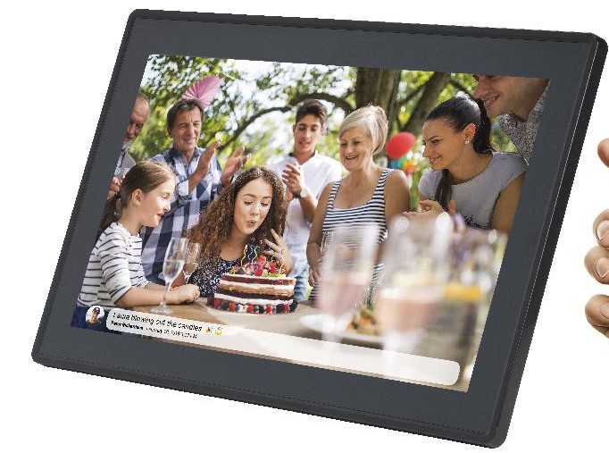 Varen er en digital fotoramme. Varen ligner en tablet, med en blank, glasagtig overflade, der dækker hele forsiden, bortset fra en smal, mat plastkant, der omkranser rammen. Langs plastkanten, er der under glasoverfladen en bredere kant, der danner en ramme om det område, hvor billederne vises.

Bagsiden af rammen er lavet af plast. Her er der en række parallelle, aflange huller med afrundede hjørner, to dråbeformede huller beregnet til ophæng, flere små samt to større, runde huller.
Det er oplyst, at varen har en tænd-sluk-knap, en hukommelseskort-læser samt en USB indgang til opdatering, men ikke til udlæsning.
Varen kan vise billeder og videoklip i et ønsket interval mellem 10 sekunder og 30 minutter, og den kan indstilles til at tænde og slukke på bestemte tidspunkter.
Når den er forbundet til wi-fi, kan varen modtage billeder og videoklip fra mobiltelefoner, der har en navngivet app installeret.
Bagsiden og rammen er lavet af plast, mens skærmen er en LCD touch skærm med IPS teknologi.
Der medfølger et strømstik på 5V-2A.
Det er oplyst, at varens udvendige mål er 40,5 x 2,1 x 25,5 cm, mens selve skærmen er 15,6 tommer (39,6 cm) målt diagonalt.   
Varen fås med sort eller hvid ramme.