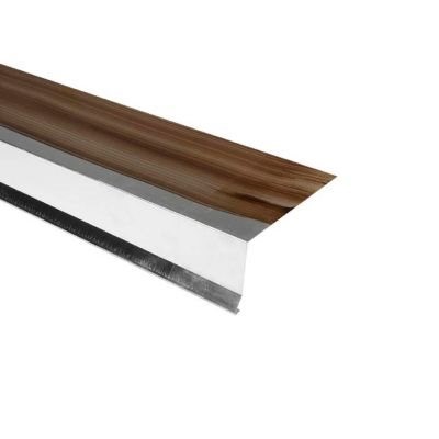 Varen er et emne af aluminium. Emnet er L-formet og har en overside og en forkant. Den nederste del af forkanten er ombukket og danner en bue, der er åben mod bagsiden. I den ene side af emnet er der klippet et hjørne af buen. Varens overside er delvis belagt med sværte.
Det fremgår af det modtagne materiale, at varen er en tagfod og anvendes hvor tagpap- eller undertaget går over tagrenden. Det er oplyst, at varen er bukket konisk, så siderne kan gribe ind i hinanden.
Det er oplyst, at varen består af aluminium og sværte.
Følgende mål er oplyst:
Længde: 1 meter 
Oversiden: 100 mm dyb
Forkanten: 55 mm høj 
Tykkelse: 0,6 mm