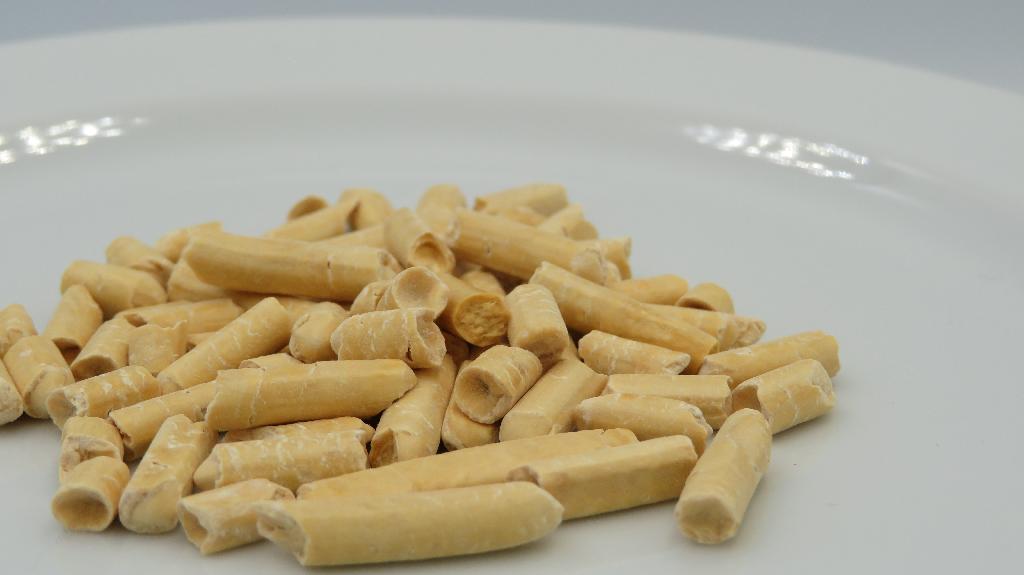 Toldstyrelsen har modtaget en vareprøve, der foreligger som beige/gule, hårde pellets i varierende længder. 
Overfladen er glat, og varen afgiver lidt pulver ved håndtering.

Varen dufter let af ærter og smager tydeligt af ærter. Den har en let bitter eftersmag. 


Det er oplyst, at varen også forefindes som fint mel.
Det er oplyst, at varen er food grade (til fødevarer), og anvendes bl.a. i produktionen af proteinbarer, smoothies, vegetarprodukter samt i kødproduktion.
Varen er udvundet af tørrede, rensede gule ærter.
Varen foreligger i big bags indeholdende 1000 kg, eller i mindre poser indeholdende 25 kg.