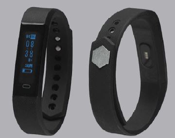Ud fra de modtagne oplysninger er varen et fitness-ur med opto-elektronisk display og en urrem af plast, så varen kan bæres på håndleddet.

På bagsiden af fitness-uret sidder en optisk pulsmåler. 

Der er en touch-knap i bunden af displayet, som bruges til at navigere i urets system.

Fjerner man urremmen sidder der et USB A-stik for enden af displayet. USB-stikket benyttes udelukkende til opladning.

Varen måler 1,6 cm x 1,2 cm x 25,5 cm.
Varen viser klokkeslæt og synkroniserer med forbundne enheder.

Varen benytter Bluetooth 4.0 til at forbinde til forskellige enheder (oftest en smart-phone). Ved hjælp af forbindelsen kan varen modtage information og vise SMS’er, samt caller-ID.

Den indbyggede optiske pulsmåler virker ved, at den oplyser huden med grønt lys og måler det lille farveskift, der sker i huden ved hvert pulsslag. Dette kan benyttes til at overvåge brugerens daglige aktivitet.

Varen har en alarmfunktion og vibrerer når alarmen går i gang. Varen kan desuden måle på brugerens søvn og tracke skridt, kalorier og afstand ved hjælp af pedometeret. Varen kan også udløse kameraet på den forbundne enhed (hvis enheden har et kamera).
Varen indeholder et 0,87” OLED-display, et pedometer, en vibrator, et Bluetooth-modul og et lithium-ion batteri (50mAh, standby 7-10 dage).
Varen kommer i detailsalgsemballage og foreligger sammen med en manual.