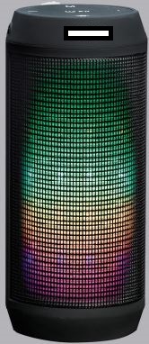 Det er oplyst, at varen er en højttaler i et cylindrisk kabinet med indbygget Bluetooth og FM-radio.

Varen har LED-lys ned langs siderne, som er dækket af et gitter.

Der er en 3,5 mm AUX-indgang og en mikro USB-port nær toppen af varen.

På toppen af varen findes 6 funktionsknapper, der er markeret med hver deres ikon.
Varen anvendes som en radio eller til afspilning af lyd via Bluetooth-forbindelse.

Varen har mulighed for at lave et lysshow ved hjælp af LED-lysene. Lysshowet har fire forskellige indstillinger og en off-mode. Lyset kan følge lydens rytme.

Ved hjælp af funktionsknapperne kan man bl.a. skifte mellem radio- og Bluetoothafspilning, skifte nummer/radiofrekvens, styre volumen, styre lyseffekter eller slå dem fra, starte/pause afspilning og tænde/slukke varen.

Mikro USB-porten benyttes udelukkende til opladning.
Varen består bl.a. af:
-	Højttalere (2 x 3 W output)
-	En indbygget FM-radio
-	Et genopladeligt batteri (1200 mAh)
-	LED-paneler
-	Bluetoothmodul
Det er oplyst, at varen måler 175 mm i højden og 76 mm i diameter. Varen vejer 388 g og kommer i detailsalgsemballage sammen med et AUX-kabel, et mikro USB-kabel og en brugermanual.