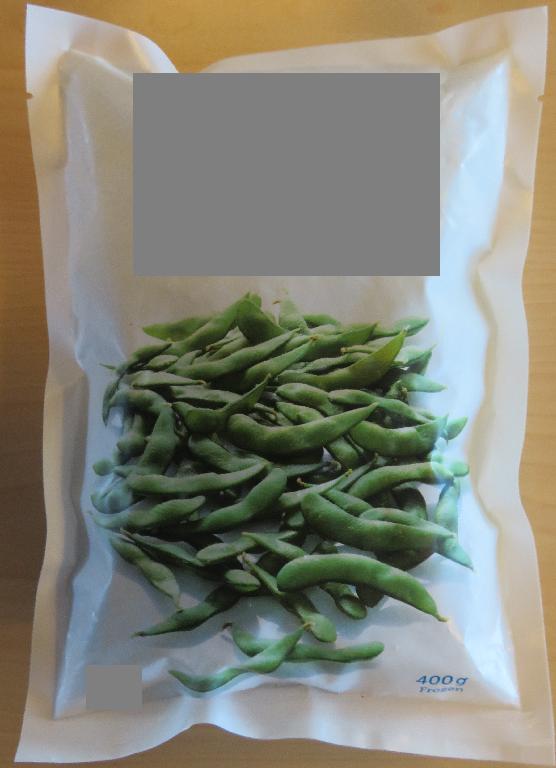 Varen består af frosne, grønne sojabønner (af arten Glycine max) med bælg, også kaldt edamame. Varen har form som typisk for bælgfrugter og er ca. 5-9 cm lange. Varen smager som en saltet sojabønne.
Varen er tiltænkt anvendt som en fødevare. Det er ikke oplyst, at varen skal tilberedes yderligere før fortæring.
Det er oplyst, at varen er saltet, og at den er blancheret inden frysning ved mindst  22°C.
Varen er pakket i detailsalgsemballage med en oplyst vægt på 400g.