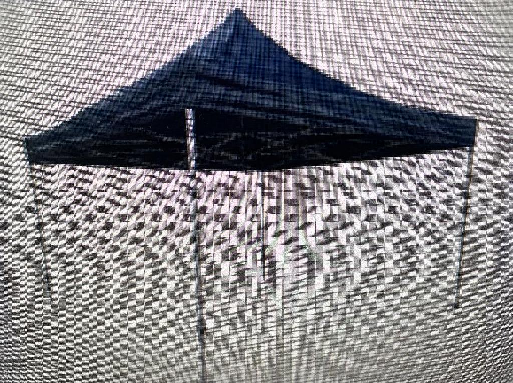 Varen er en tagdug af tekstilmateriale til en pavillon. Varen findes i to varianter.
Den ene tagdug har en tredimensionel pyramideform med et toppunkt, fire triangu-lære flader og en kvadratisk grundflade. Den anden har ligeledes en tredimensionel pyramideform, men har to toppunkter, to triangulære flader og to trapezformede flader samt en rektangulær grundflade. For begge varianter gælder, at tagdugen fortsætter 35 cm ned langs pavillonens sider. 
Ydersiden af tagdugen er lavet af vævet tekstilstof med synlige samlinger. På varens inderside er det vævede tekstilstof belagt med en PVC-belægning. PVC-belægningen er synlig med det blotte øje og overfladen er glat, ensartet og bøjelig. Samlingerne på indersiden er tapet. 
Langs tagdugens nederste kant er der et fem cm bredt burrebånd til fastgørelse med pavillonens sidevægge. Tagdugen har bånd med tilhørende plastspænder til brug for fastgørelse til pavillonens stelkonstruktion. I hvert hjørne er der monteret et trekantet øje af uædelt metal til brug for fastgørelse af barduner.
Pavillonens stelkonstruktion og sidevægge indgår ikke i denne BTO.
Varen er en tagdug af tekstilmateriale, som anvendes til en pavillon.
Ifølge indsendte oplysninger er varen fremstillet af vævet tekstil af polyester (420D) med PVC-belægning. PVC-belægningen er synlig med det blotte øje.
Tekstilstoffets tykkelse er 0,30 mm og ifølge analyseresultatet overstiger monofilamenternes tværmål ikke 1 mm. Det er oplyst, at varen findes i størrelser, som passer til pavilloner med følgende grundflader: 3,0 x 3,0 m, 3,0 x 4,5 m, 3,0 x 6,0 m, 4,0 x 4,0 m og 4,0 x 8,0 m. Højden fra varens toppunkt til grundfladen er ca. 1,70 m. 
Varen er ensfarvet og fås i farverne rød, blå, sort, hvid eller grøn. Varen foreligger i en opbevaringspose af samme materiale som varen. Posen har målene ca. 50 x 60 cm.