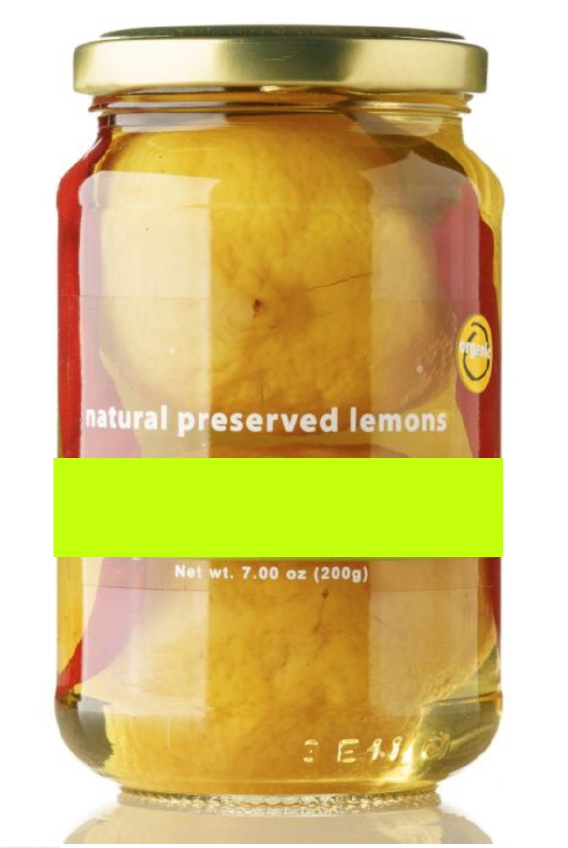 Varen består af to citroner og to aflange chili-pebre, der ligger i en saltlage i et gennemsigtigt glas med skruelåg.
Det er oplyst, at varen er en fødevare.
Det er oplyst, at varen består af citroner, chilipebre og saltlage.
Det er oplyst, at varens nettovægt er 200 g.
Glasset er ca. 12 cm højt og har en diameter på ca. 7 cm.
Citronerne er gule og chilipebrene røde.