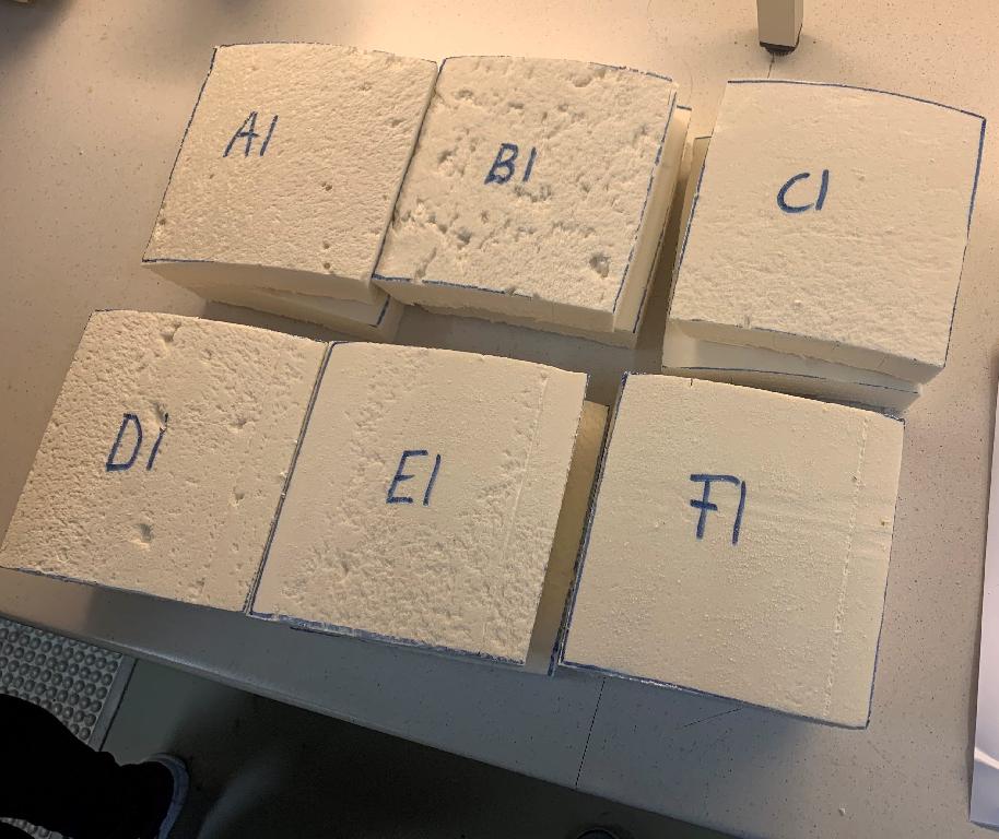 Varen er en plade af polyurethan celleplast, der er skåret i en kvadratisk form. Varen føles ru og porøs, uden en stor fleksibilitet. Varen har tydelige celler fordelt i hele plastmassen.
Det er oplyst at varen benyttes til analyse, i forhold til produktionens kvalitetssikring.
Varen er efter det oplyste celleplast af polyurethan.