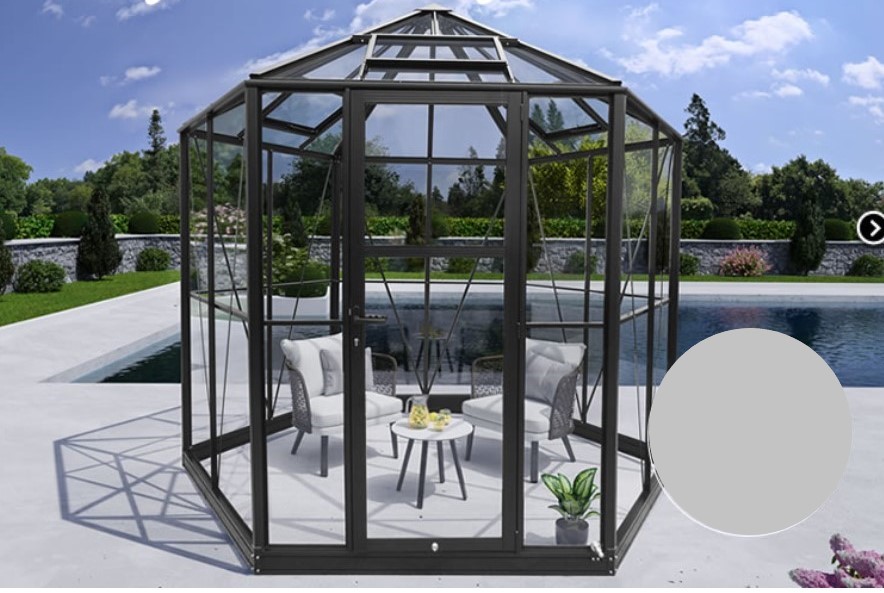 Varen er en sekskantet konstruktion, der ifølge det oplyste har et stel af aluminium og sider og tag af glas. 

Varens stel har en høj, sekskantet base, hvorfra der i hvert hjørne går en bred stolpe op til taget, så der dannes seks sider. På den ene af siderne er der indsat en dør, der er lige så høj som konstruktionen, men smallere end sidens fulde bredde. På de øvrige fem sider, er der midt på siden en smal metalprofil, der går vandret på tværs af siden, og en stolpe ned i midten af siden, så siden deles i to rammer. Hver side har desuden to stivere af metal, der løber diagonalt fra sidens øverste, ydre hjørner og rammer hvor midterstolpen møder bunden. I hver ramme er der indsat glas.

Varens tag består af seks trekanter, der går opad og mødes i en spids. Tre af trekanterne har en stiver ned gennem midten, mens de andre tre trekanter har en vinduesramme, der kan åbnes. I hver trekant er der indsat glas.

Varen har ingen fast bund, men er beregnet til at stå på jorden.
Varen kan bruges som fx drivhus eller orangeri.
Varen har ifølge det oplyste et stel af aluminium og sider og tag af 4 mm gennemsigtigt glas.
Det er oplyst, at varen i samlet stand er 3,04 m lang (målt diagonalt mellem to af sekskantens hjørner) og 2,63 m bred (målt mellem to af siderne). Siderne og døren er 1,95 m høje, mens taget på det højeste sted er 2,76 m høj.

Varen foreligger usamlet. Det er oplyst, at alle delene til varen er pakket i seks kasser af forskellig størrelse:

Kasse 1: 24,0 x 14,5 x 215,0
Kasse 2: 28,5 x 14,5 x 215,0
Kasse 3: 26,0 x 19,5 x 165,0
Kasse 4: 37,0 x 13,0 x 42,0
Kasse 5: 21,5 x 13,0 x 161,0
Kasse 6: 86,0 x 21,5 x 202,0

Varen vejer ifølge det oplyste i alt 313,5 kg