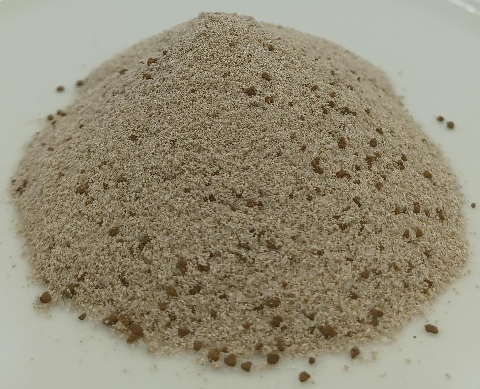 Varen er et lysebrunt pulver, med få mørkebrune bestanddele. Varen dufter let bittert af kaffe og sødligt af kakao. Pulveret smager af kaffe, sødt og af kakao.  

Når pulveret blandes med vand, dannes der skum på overfladen. Den færdige tilberedning dufter let af kaffe, mælk og sødt af kakao. Blandingen smager let bittert af kaffe, sødt, af mælk og af kakao.
Varen anvendes til fremstilling af en drikkevare. Varen tilsættes efter det oplyste varmt vand og skal omrøres, hvorefter den klar til at blive drukket.
Følgende ingredienser er oplyst: Sukker, skummetmælkspulver, glukosesirup, kaffe (blanding af pulverkaffe og ristet, formalet kaffe), kokosolie, laktose, kakaopulver, surhedsregulerende midler, salt og naturlig aroma.
Varen foreligger i små poser med 18 g. Poserne er pakket i en kartonæske til detailsalg, som indeholder 8 poser af 18 g (nettovægt 144 g).