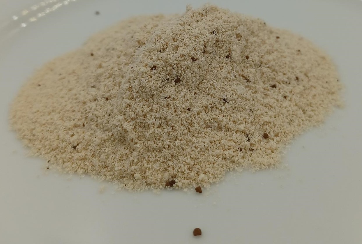 Varen er et beigefarvet pulver med få, lidt større, brune bestanddele. Varen dufter sødt af hvid chokolade og lidt af kaffe. Pulveret smager sødt og lidt af kaffe.

Når pulveret blandes med vand, dannes der lidt skum på overfladen. Den færdige tilberedning dufter og smager sødt af hvid chokolade, mælk og lidt af kaffe.
Varen anvendes til fremstilling af en drikkevare. Varen tilsættes efter det oplyste varmt vand, skal omrøres og er herefter drikkeklar.
Det er oplyst, at varen indeholder sukker, skummetmælkspulver
glukosesirup, hvid chokoladepulver (sukker, mælkepulver og kakaosmør), kokosolie, kaffe (pulverkaffe og formalet kaffe), laktose, surhedsregulerende midler, salt, fortykningsmiddel.
Varen foreligger i små poser med 15 g. Poserne er pakket i en kartonæske til detailsalg, som indeholder 8 poser af 15 g (nettovægt 120 g).