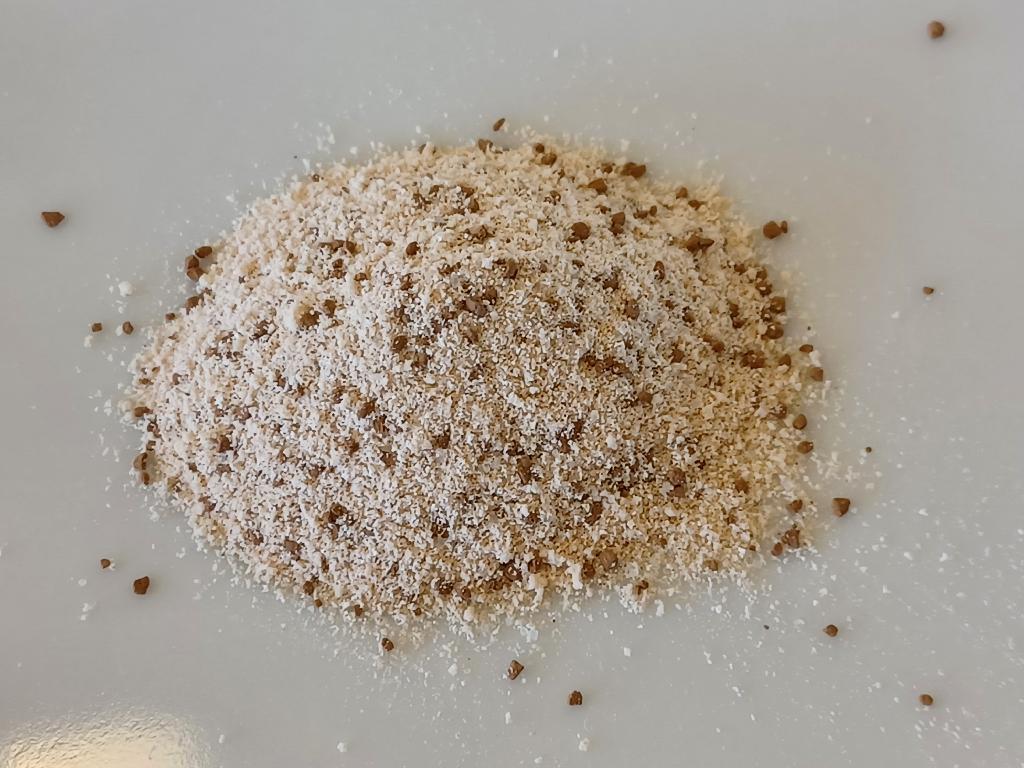Varen er et pulver pakket i portionsbreve. Varen består af et fint, beigefarvet pulver iblandet lidt større kaffefarvede granulater.
Pulveret dufter af kaffe med et sødt strejf af mælk. Pulveret smager tydeligt af kaffe.
Varen anvendes til fremstilling af en drikkevare. Varen tilsættes efter det oplyste varmt vand, omrøres og er derefter drikkeklar.
Det er oplyst, at varen består af skummetmælkspulver, glukosesirup, pulverkaffe, kokosolie, sukker, laktose og surhedsregulerende middel.
Varen er pakket i printede portionsbreve med 12,5 g pulver, der er pakket med 8 breve i en printet æske med virksomhedens logo og vareoplysninger til detailsalg.