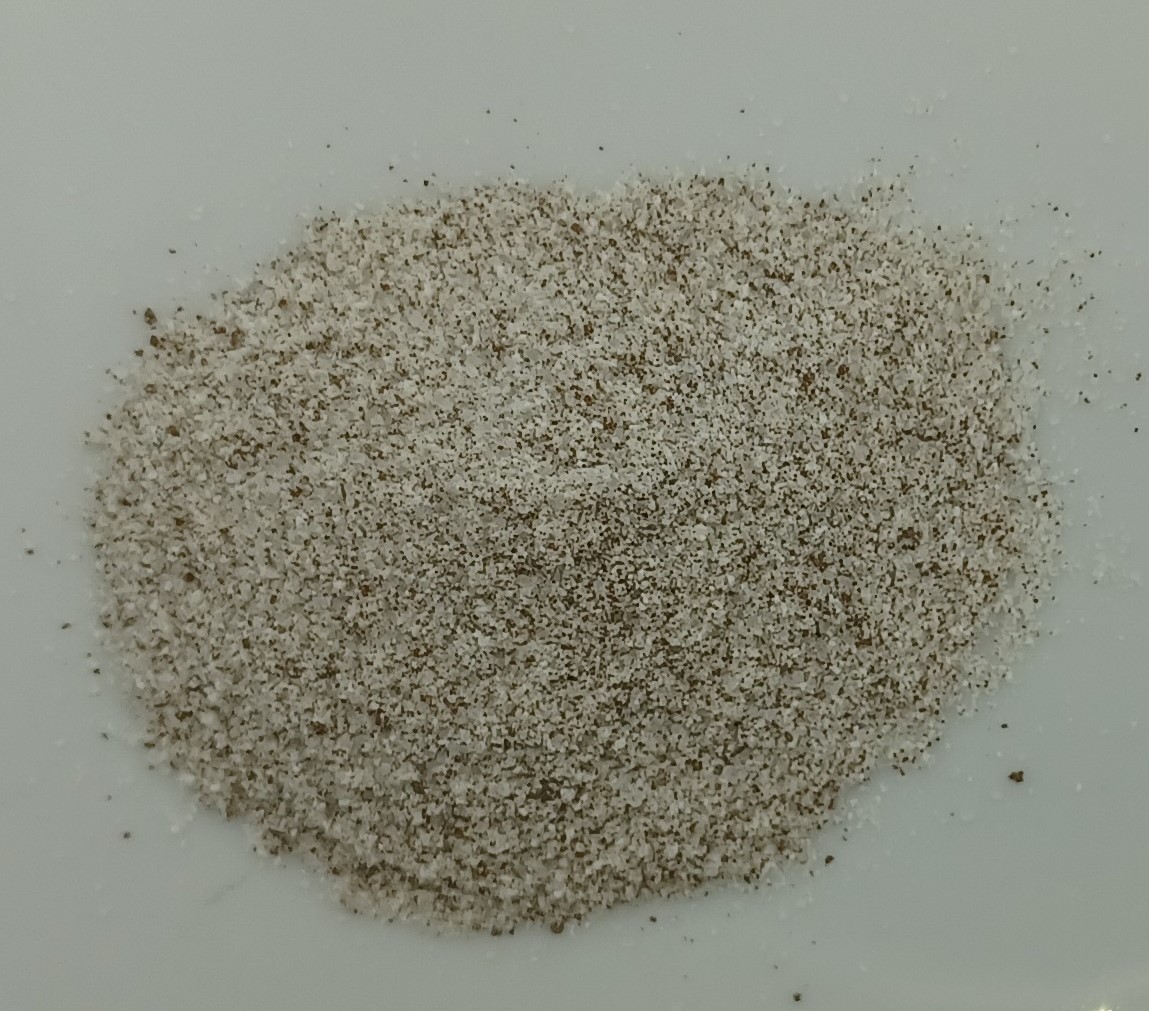 Varen er et pulver pakket i portionsbreve. Varen består af et fint, råhvidt pulver med mørke prikker. 
Pulveret har en sød, karamelagtig duft med et svagt strejf af kaffe. Pulveret smager tydeligt af kaffe.
Varen anvendes til fremstilling af en drikkevare. Varen tilsættes efter det oplyste varmt vand, omrøres og er derefter drikkeklar.
Det er oplyst, at varen består af sukker, sødmælkspulver, kaffe (pulverkaffe og fintmalet kaffe), glukosesirup, skummetmælkspulver, laktose, stabilisatorer, aroma.
Varen er pakket i printede portionsbreve med 21,5 g pulver, der er pakket med 5 breve i hver æske, som er printet med virksomhedens logo og vareoplysninger til detailsalg.
